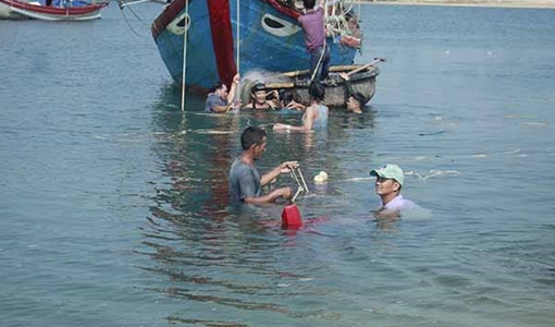 Hai tàu cá Quảng Ngãi bị sóng đánh chìm