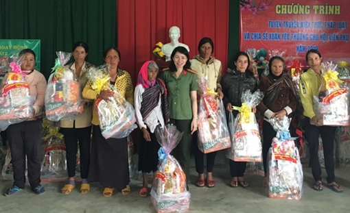 Nữ cán bộ an ninh tận tụy với công việc