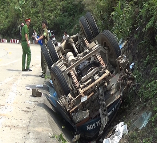 Ô tô đổ đèo bị lật, 3 người thương vong