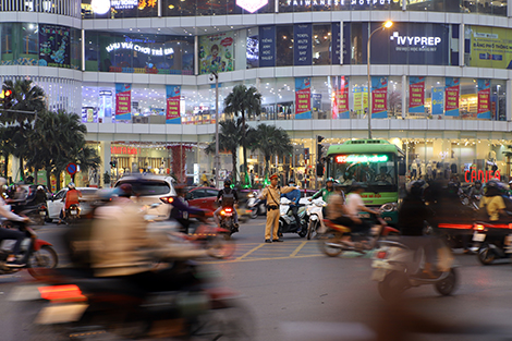 Giải quyết ùn tắc giao thông: Đừng đẩy khó cho dân