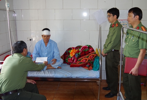 Thăm hỏi Công an viên bị thương khi làm nhiệm vụ