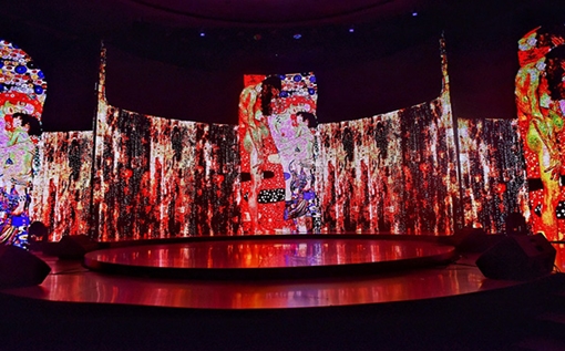 Thăng hoa cảm xúc với âm nhạc, thời trang và công nghệ ánh sáng đỉnh cao