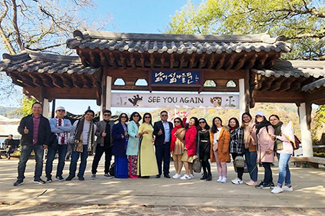 Ồ ạt đưa khách du lịch ra nước ngoài: Mạnh ai nấy làm?