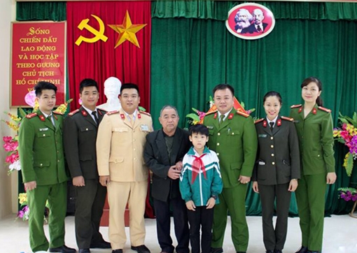 Công an TP Tuyên Quang hỗ trợ học sinh có hoàn cảnh khó khăn