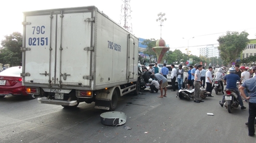 Xe tải đâm hàng loạt xe đang dừng đèn đỏ ở Quảng Bình
