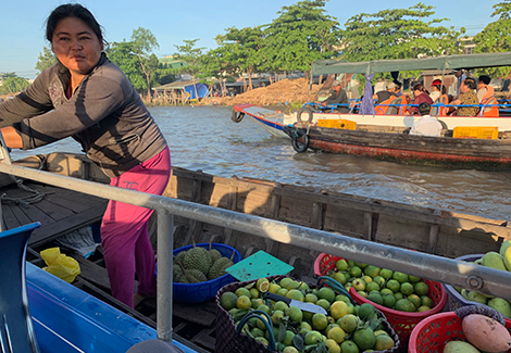 Dập dềnh phiên chợ Tây Đô