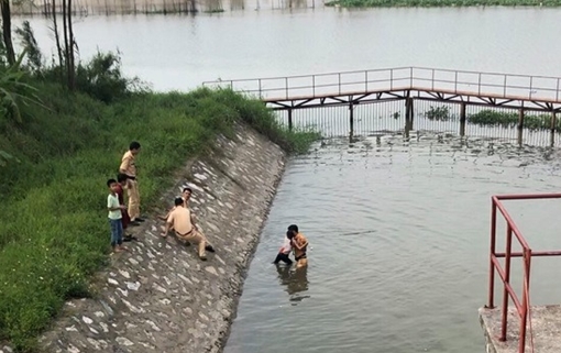 Cứu bé gái thoát khỏi tay “hà bá” trong gang tấc