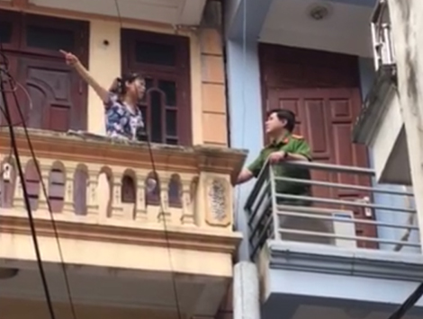 Nghẹt thở khống chế thiếu phụ tưới xăng khắp nhà dọa tự thiêu