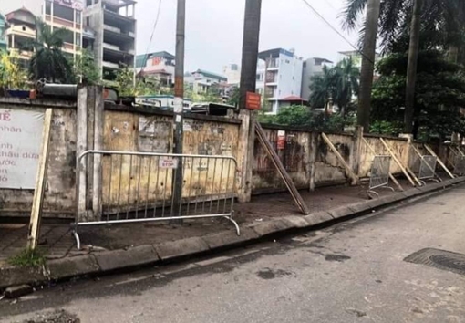 Tháo dỡ bức tường sắp đổ tại Mai Dịch