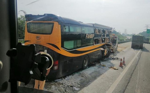 Xe khách đâm xe tải trên cao tốc, nhiều người bị thương