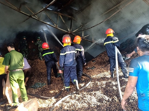 Cảm kích trước hành động cán bộ Công an chiến đấu với “giặc lửa”