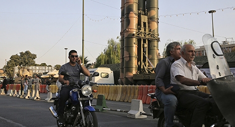 Bóng đen lơ lửng trên eo biển Hormuz