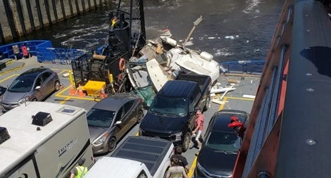 Hy hữu vụ xe du lịch mất lái, “bay” lên phà vừa rời bến