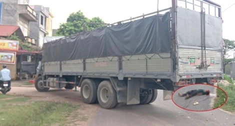 Húc vào đuôi xe tải lùi từ trong ngõ, người đàn ông tử vong