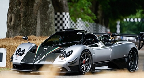 Mừng sinh nhật 20 tuổi bằng dàn siêu xe trị giá… 3.000 tỉ đồng