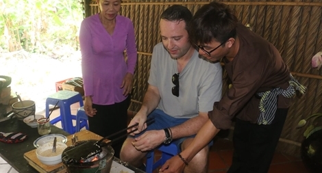 Du khách thích thú du lịch sinh thái tại vùng sông nước