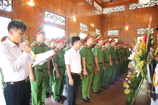 Lực lượng Cảnh sát kinh tế dâng hoa tại Khu di tích Kim Liên