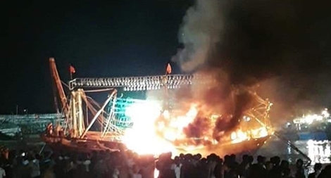 Cháy tàu đánh cá khi đang neo đậu trong khu vực cảng