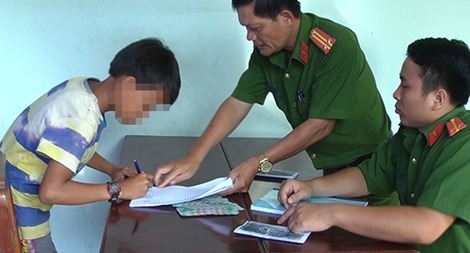 Trộm "nhí" đột nhập nhà hàng xóm trộm tiền về đưa mẹ cất giữ