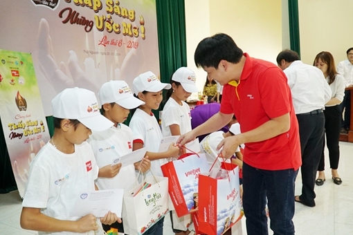 Vietjet mang chương trình "Thắp sáng những ước mơ" đến trẻ em nghèo