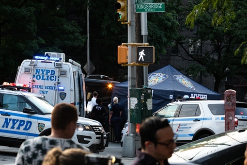 Bị cha bỏ quên trong xe, cặp song sinh chết ngạt 