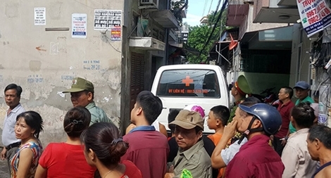 Sau tiếng nổ lớn, bà gục chết trên mái nhà, cháu may mắn thoát nạn