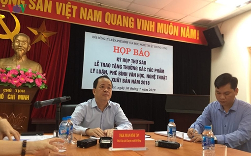 Trao  thưởng cho 15 tác phẩm lý luận, phê bình văn học, nghệ thuật