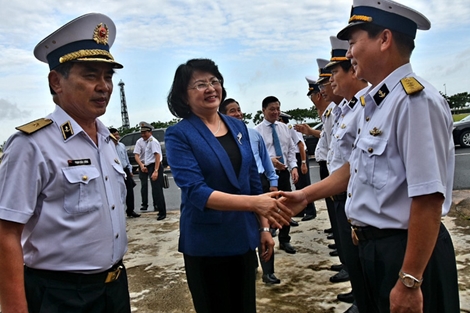 Phó Chủ tịch nước thăm, tặng quà cán bộ, chiến sĩ Vùng 2 Hải quân