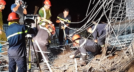 Trắng đêm tìm kiếm người mất tích trong vụ sập giàn giáo