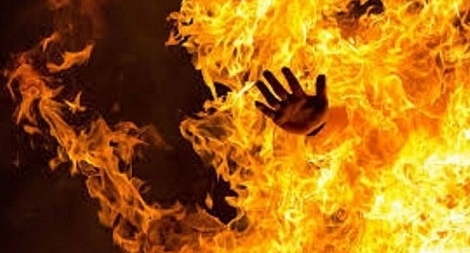 Chồng đổ xăng đốt vợ rồi ôm con đi biệt tích