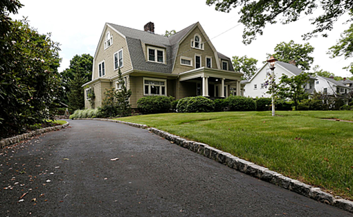 Mua nhà chưa ở ngày nào đã lỗ hơn 10 tỷ đồng vì những bức thư kinh dị