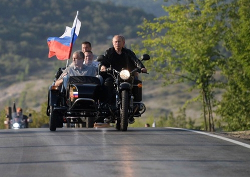 Tổng thống Putin trổ tài lái xít đờ ca trong lễ hội bóng đêm