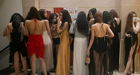 Sự thật phía sau những ánh đèn mờ