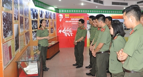 “CAND khắc ghi lời Bác”: Dấu ấn từ những hiện vật