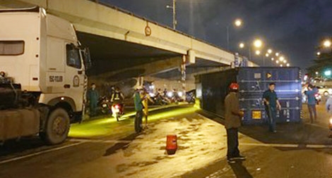 Xe đầu kéo chở hàng không bảo hiểm: “Sánh đôi với… tử thần!”