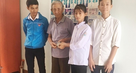 Biểu dương hai học sinh trả lại 14 triệu đồng cho người đánh rơi