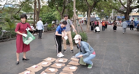 Làm sạch Hồ Gươm cùng một người nước ngoài yêu Hà Nội