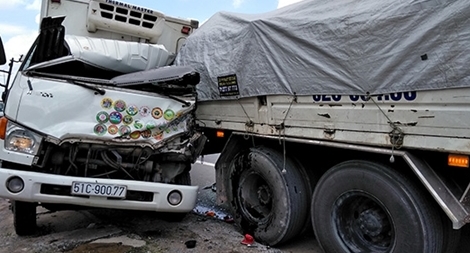 Xe tải nát cabin vì tông trúng xe cẩu đang dừng 