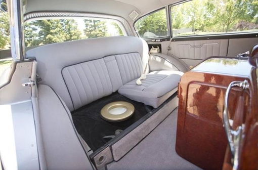 Trang bị nhà vệ sinh trên… siêu xe sang