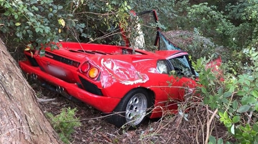 Xót xa siêu xe vừa mua hơn 9 tỉ đã bị đâm nát bét