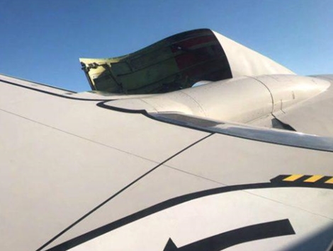 Hành khách hoảng hồn khi máy bay bung nắp động cơ ở trên không