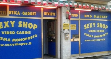 Người đàn ông đột tử khi xem phim trong shop tình dục