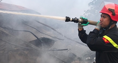 Cháy dữ dội tại khu vực tạm chợ Còng