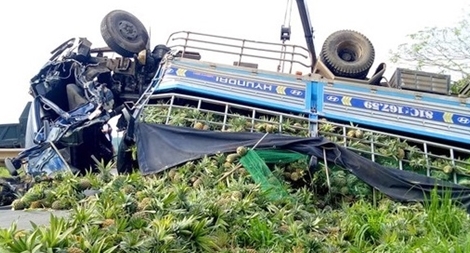 Xe chở dứa “phơi bụng” giữa đường, tài xế gãy chân