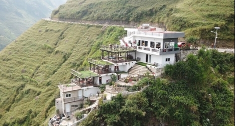 Vụ công trình trái phép trên đỉnh Mã Pì Lèng: Đừng đưa sinh mệnh ra "dọa" pháp luật