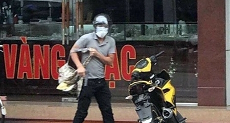 (NÓNG TRONG TUẦN) Gã trai cướp tiệm vàng, mẹ bỉm sữa điều hành đường dây đánh bạc và bà chủ tiệm vàng lừa đảo