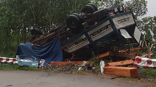 Ôtô chở gỗ lật, 2 vợ chồng tử vong trong cabin