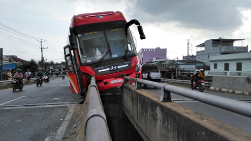 Xe giường nằm tông vào lan can cầu, hành khách hoảng loạn