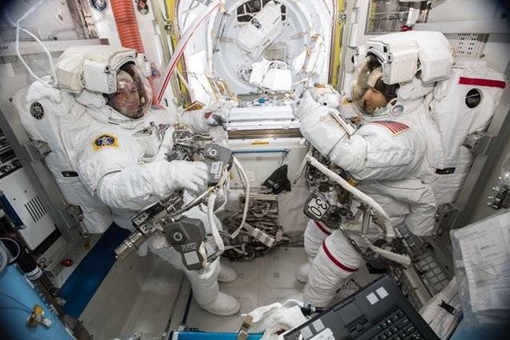 Lần đầu tiên có 2 nữ phi hành gia đi bộ ngoài không gian