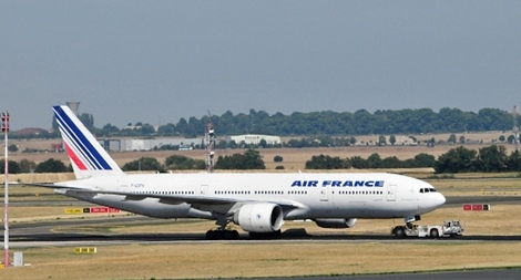 Gặp sự cố lốp, máy bay chở “khách VIP” hạ cánh khẩn cấp